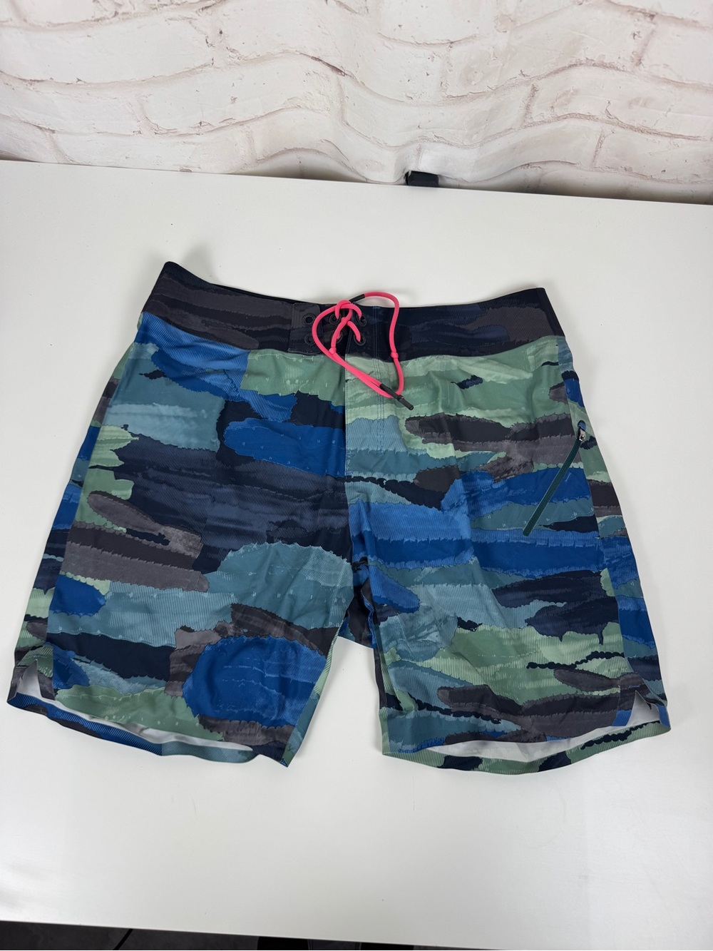 Lululemon Mens Sz 34 El Current Swim Board Short Blue, Green Camo Like Print EUC